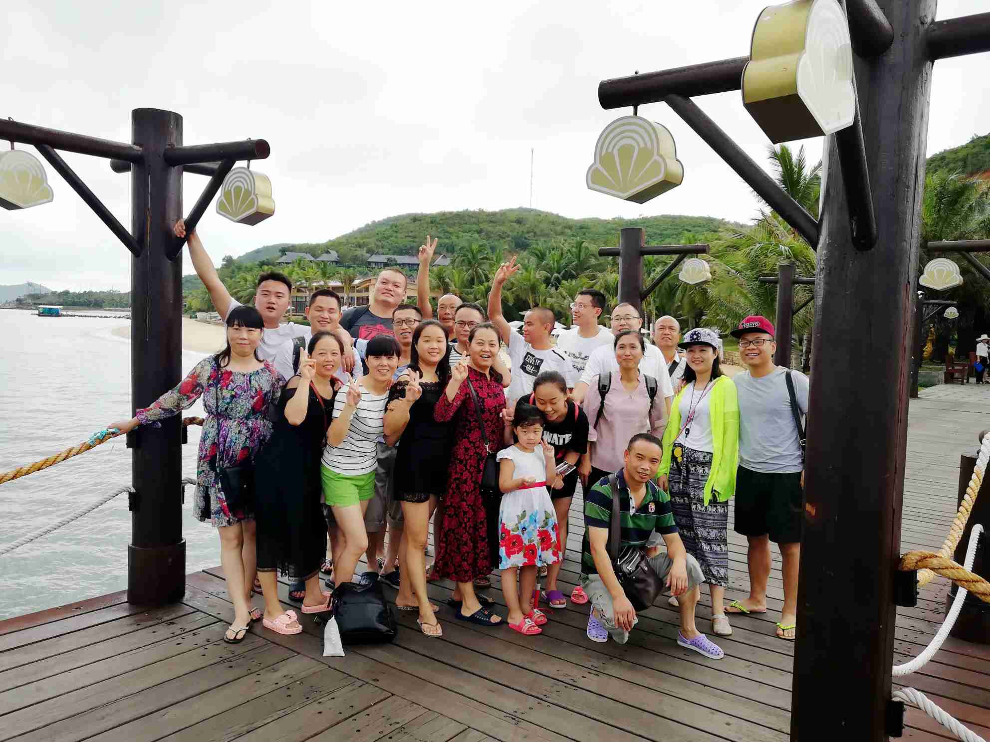 公司每年都要組織優(yōu)秀領(lǐng)導(dǎo)干部、優(yōu)秀員工、服務(wù)明星赴國內(nèi)外考察學(xué)習(xí)，讓大家走出去開闊視野，增長見識(shí)。.jpg