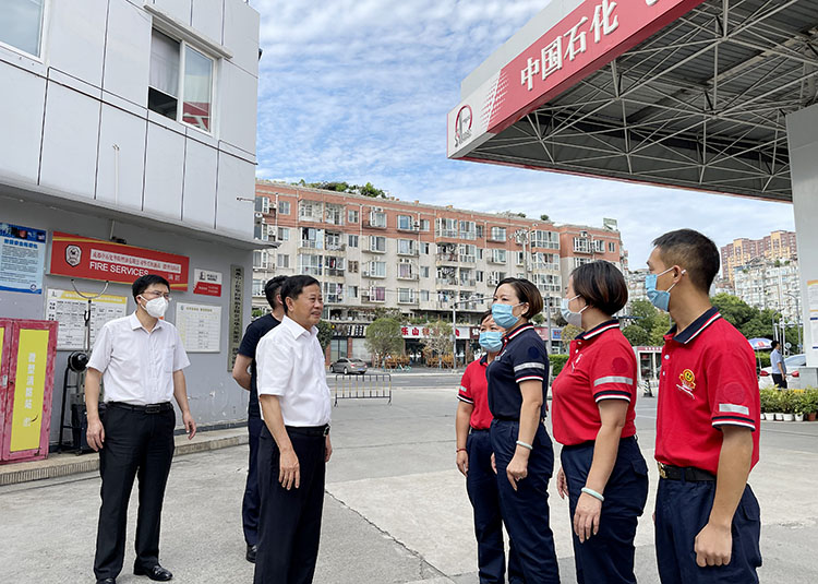 中石化四川銷售有限公司董事長黃久長到加油站檢查工作。孫艷玲 攝