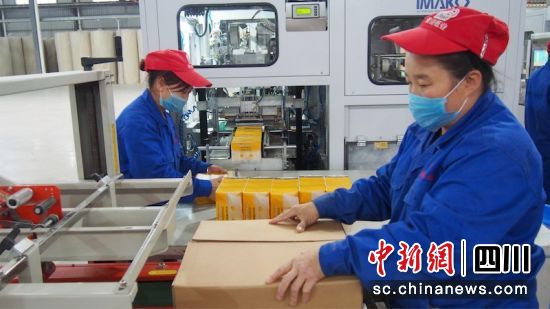 工人們正在做抽紙最后工序包裝。孫艷玲 攝